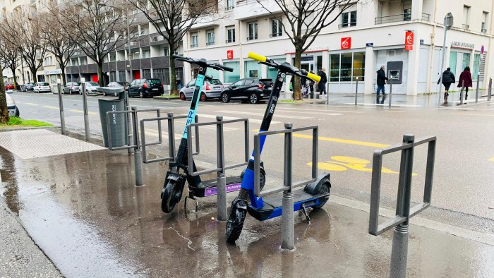 Une expérimentation sur le stationnement des trottinettes en libre-service